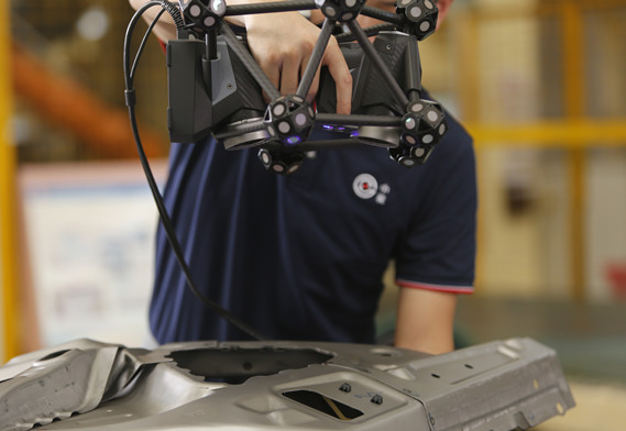 홀 플래시 캡처 기능이 있는 광학 추적 3D 스캐너